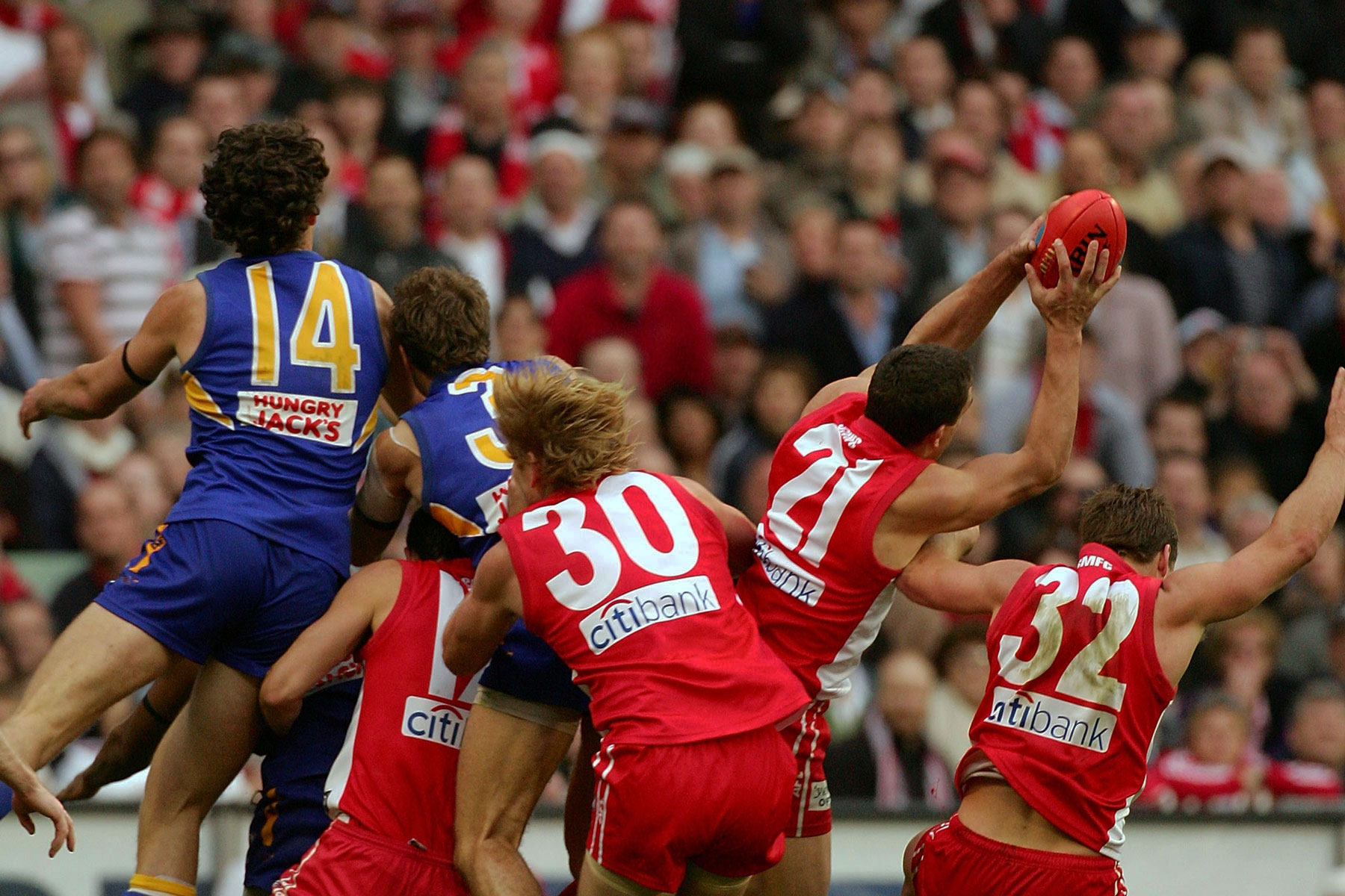 Leo Barry takes a mark